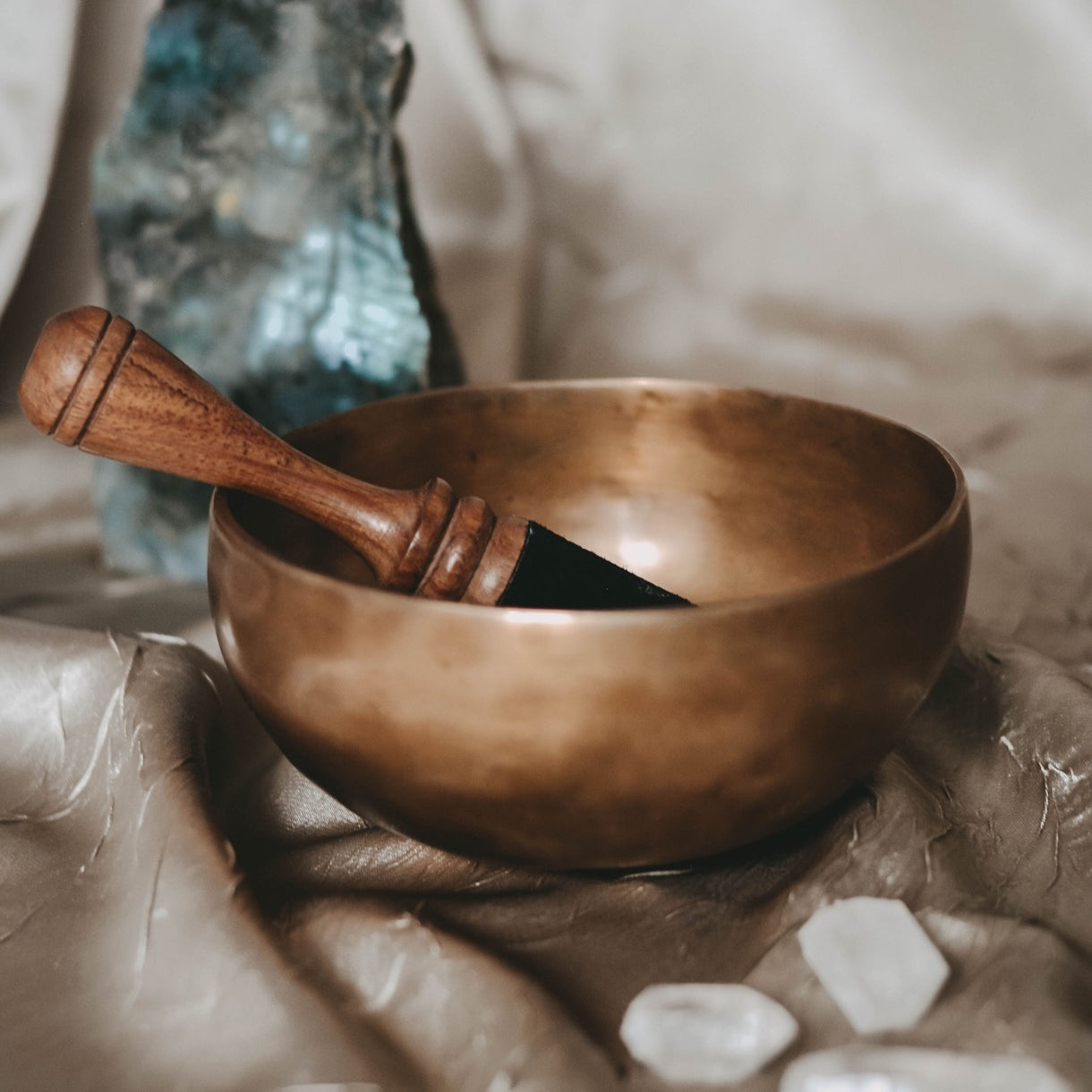 Harmonizing Vibrations: A Comprehensive Guide to Cleansing Crystals with Silent Mind Singing Bowls